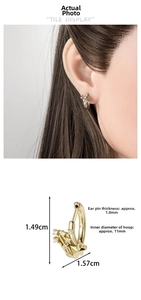 Detail showing dimensions of vintage gold star stud earrings with cubic zirconia inlay