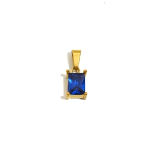 Collier plaqué or 18 carats avec pendentif zircon bleu foncé rectangulaire sur fond blanc