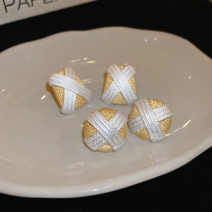 Orecchini geometrici retrò bicolore oro e argento con texture in metallo intrecciato