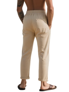 Dettaglio dell'elastico in vita e tasca posteriore dei pantaloni casual beige