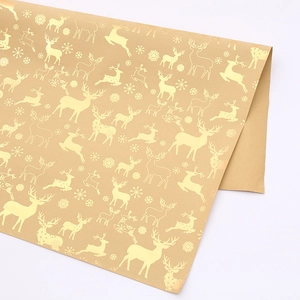 Papier cadeau de Noël avec rennes dorés et flocons de neige sur fond de papier kraft brun