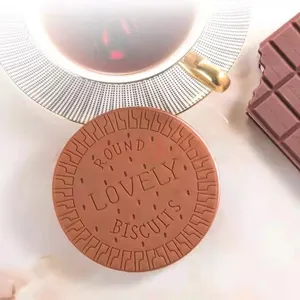 Dettaglio del blocco note a forma di biscotto al cioccolato con incisione testurizzata