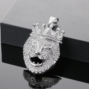 Makroaufnahme von versilbertem Löwenkopf-Anhänger mit glitzernden Strasssteinen und Krone