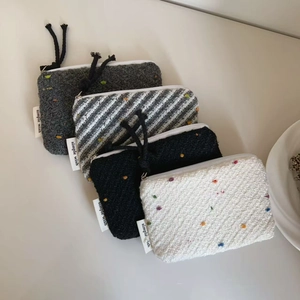 Quattro mini portamonete minimalisti in tweed con cerniera in colori solidi e a righe