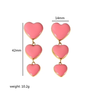 Vue détaillée des boucles d'oreilles triple cœur rose en acier doré avec dimensions
