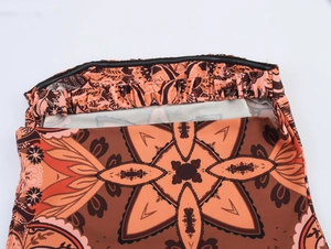 Détail de robe bustier bohème à motif mandala avec smocks et bande intérieure antidérapante