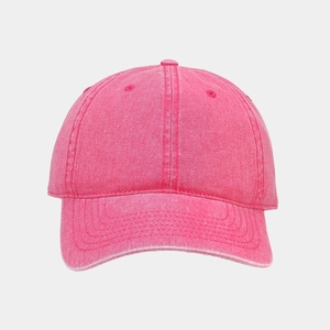 Détail d'une casquette en coton lavé rose avec texture vintage et visière courbée