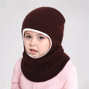 Détail de la cagoule tricotée marron pour enfants avec doublure polaire blanche très chaude