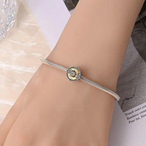 Bracciale a catena serpente in argento con ciondolo in vetro iridato sul polso