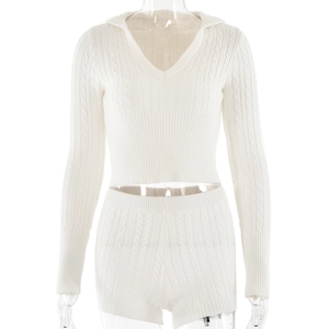 Schickes weißes Zopfstrick-Set für Damen mit Langarm-Hoodie und passenden Shorts