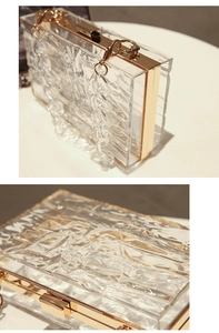Detaillierte Makroansicht der Acryl-Clutch mit Eisriss-Textur und goldenem Metallrahmen