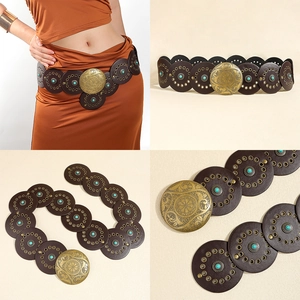 Détail d'une ceinture vintage en cuir marron avec boucle en bronze et turquoises