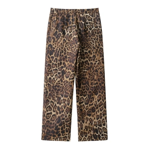 Dettaglio dei pantaloni a vita alta con stampa leopardata e motivi classici neri e marroni