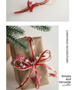 Set regalo di Natale con renna rossa, stella a quadretti e nastri decorativi per pacchi