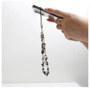 Détail d'une dragonne de téléphone en pierres naturelles grises et perles à la main