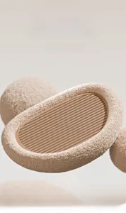 Dettaglio macro della cuccia in sisal per gatti con trama intrecciata e bordo in feltro beige