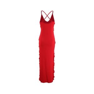 Détail d'une robe rouge dos nu avec fines bretelles croisées et bords à volants