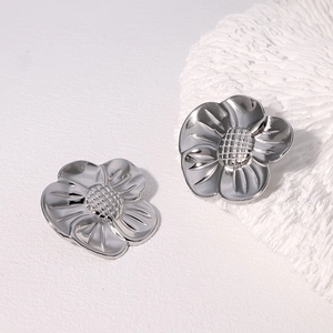 Dettaglio degli orecchini a fiore d'argento con petali 3D e finitura metallica