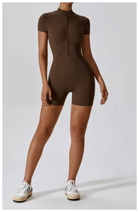 Détail du body de sport marron foncé avec col montant à demi-fermeture éclair et tissu extensible