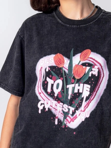 Λεπτομέρεια από vintage βαμβακερό T-shirt με τύπωμα τουλίπας και καρδιάς