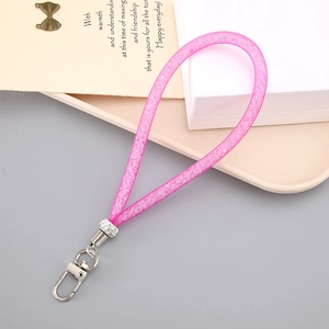 Roze geweven mesh koord met strass details en zilveren sluiting op decoratief dienblad