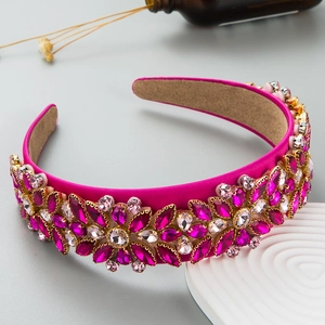 Serre-tête en satin rose avec motifs floraux en cristaux violets étincelants