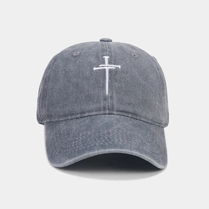 Detailansicht der dunkelgrauen Basecap aus gewaschenem Denim mit Kreuzstickerei