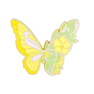 Gros plan d'une broche papillon en émail violet avec des détails de fleurs colorées