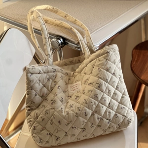 Sac fourre-tout matelassé beige en velours côtelé avec imprimé floral chic