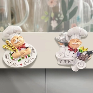 Nahaufnahme von 3D-Kühlschrankmagneten aus Harz mit Koch-Motiv und Brot für die Küche