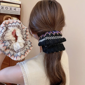 Lot de chouchous en tricot avec broderie ondulée colorée pour des coiffures élégantes