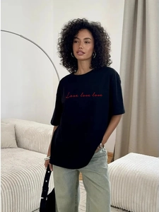 Γυναικείο βαμβακερό t-shirt με κόκκινο τύπωμα Love love love και μπλε ίσιο τζιν