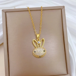 Collier lapin doré luxueux avec pavé de cristaux et yeux en pierres noires en boîte