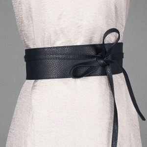 Nahaufnahme eines schwarzen breiten Taillengürtels mit eleganter Schleife am Kleid