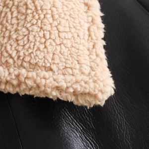 Giacca corta in ecopelle nera con risvolto in pelliccia sintetica beige e zip frontale