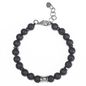 Détail du bracelet en perles de lave noire avec fermoir mousqueton réglable en acier inoxydable