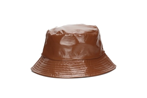 Détail d'un chapeau bob en cuir PU brillant marron avec coutures renforcées sur le bord