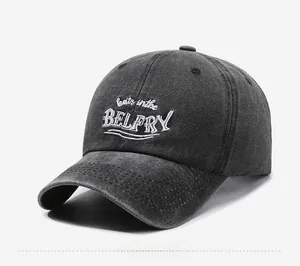 Vue latérale de casquette de baseball délavée avec broderie de lettres blanches