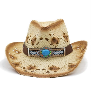 Détail d'un chapeau de cowboy en paille tressée avec bande en cuir et turquoise