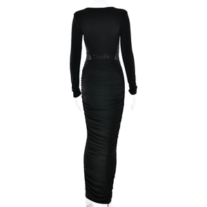 Vue de dos d'une robe maxi moulante noire avec découpe à la taille et détails froncés