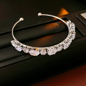 Gros plan sur un bracelet double couche en argent avec des accents de fleurs en zircone