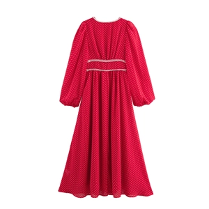 Abito lungo rosso a pois con scollo a V, cintura di perle bianche e maniche a palloncino