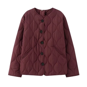 Veste matelassée bordeaux légère à col rond avec coutures ondulées élégantes