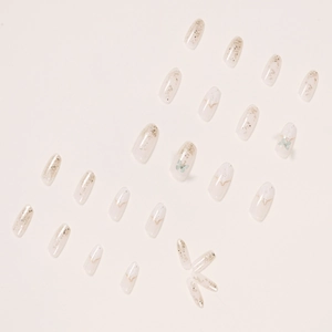 Faux ongles papillon élégants blanc laiteux avec paillettes dorées et motifs ailés