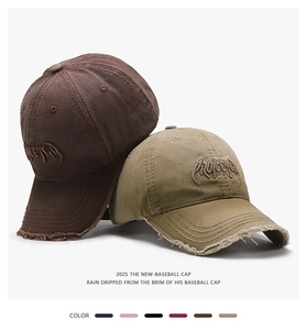 Détail d'une casquette vintage avec broderie 3D et finition à bords effilochés