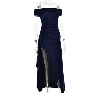 Détail d'une élégante robe bustier bleu foncé avec taille froncée et fente haute latérale