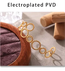 Detail van de 18K vergulde gedraaide ringarmband met tekst over de PVD-plating afwerking