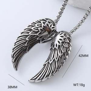 Détail macro du pendentif aile viking montrant les dimensions 38 mm par 42 mm