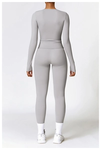 Vue arrière de l'ensemble de yoga gris clair ajusté avec haut à manches longues