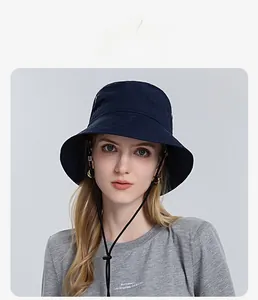 Détail du chapeau de soleil bleu foncé avec large bord et cordon réglable noir